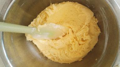 打发好的黄油筛入低筋面粉，用刮刀翻拌看不见干粉