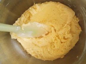 打发好的黄油筛入低筋面粉，用刮刀翻拌看不见干粉