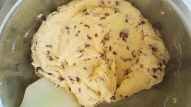 加入切好的蔓越莓翻拌均匀