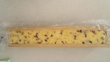 饼干模具里铺保鲜膜，将面团填入饼干模具里，放冰箱冷冻两个小时以上