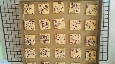 冷冻好的饼干拿出来切5毫米厚度的片，再摆入烤盘，中间要留点空隙，要不然烤的时候饼干会挤到一起就不好看了，中层上下火150 ℃烤20分钟