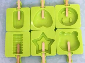 雪糕模具洗净沥干水插入雪糕棒备用。