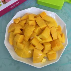 芒果去皮去核切小块备用。