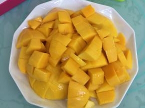 芒果去皮去核切小块备用。