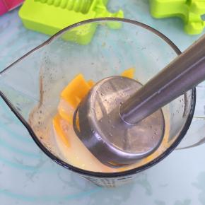 用手持搅拌器搅打。
