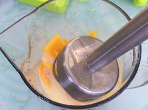 用手持搅拌器搅打。