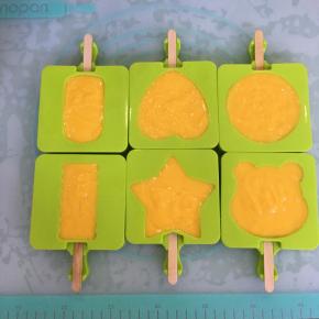 将果泥倒入雪糕模具中，满模，再轻轻的将雪糕模具震几下，震出气泡。