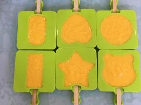 将果泥倒入雪糕模具中，满模，再轻轻的将雪糕模具震几下，震出气泡。