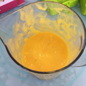 将芒果搅打成细腻的果泥。