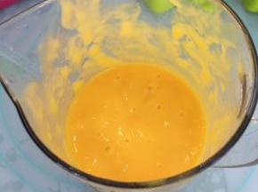 将芒果搅打成细腻的果泥。