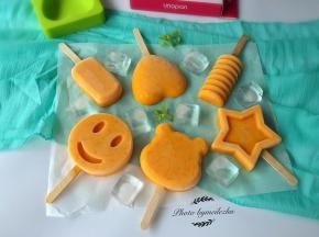 从冰箱中取出雪糕模具，脱模后即可享用。