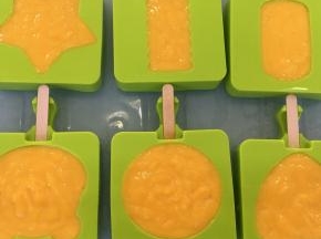 送入冰箱冷冻约4小时后即可冻住。