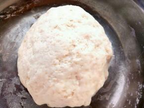 把265克面粉，3克盐和135克水和在一起，揉一揉。盖保鲜膜醒20-30分钟