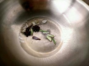 锅放50克油放葱段，大料，桂皮。中小火边一下。然后把葱，大料，桂皮捞出去。