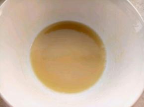 把热的油浇的35克的面粉里，搅匀成油酥