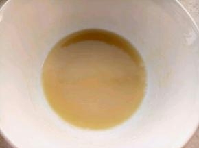 把热的油浇的35克的面粉里，搅匀成油酥