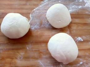 把醒好的面分三份。