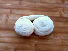 再两边卷起，边卷边抻着点