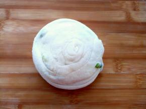 把两边的卷重叠在一起。剩下那两个面团也这样操作。然后盖保鲜膜醒20分钟。