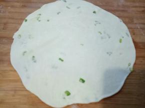 晚上拍照有影子不好意思了，把醒好的面团擀成饼。