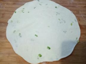 晚上拍照有影子不好意思了，把醒好的面团擀成饼。