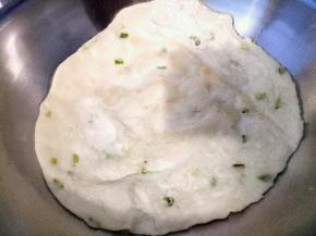 锅热放油放饼，一面熟了变色翻面，另一面熟了就用两个铲子相对搓一下就碎了。出锅吧