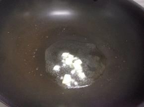 锅里倒入适量的油，把大蒜爆香