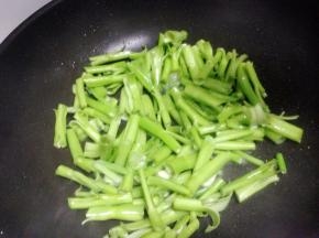 加入切好的菜梗翻炒
