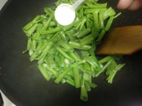 炒至微软加少许盐