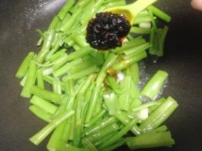 炒匀后加入一勺老干妈