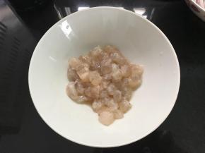 虾买回来后去壳，切成小粒后用料酒和盐稍腌一下。