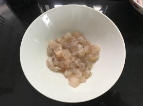 虾买回来后去壳，切成小粒后用料酒和盐稍腌一下。