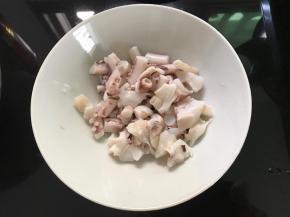 鲜鱿鱼洗净后取鱿鱼爪，把鱿鱼爪切成小粒。