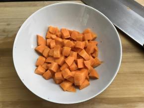 胡萝卜也切成小粒。