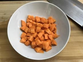 胡萝卜也切成小粒。