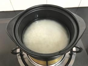 把淘洗干净的米放入砂锅，加适量的水。