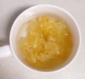 干银耳先用水泡着