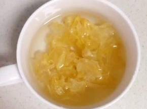 干银耳先用水泡着