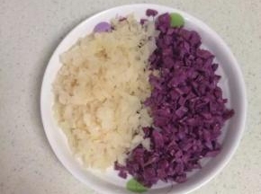 等银耳泡发后切碎，紫薯去皮切成小丁待用