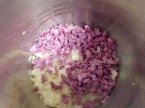 将紫薯丁和银耳放入豆浆机里。