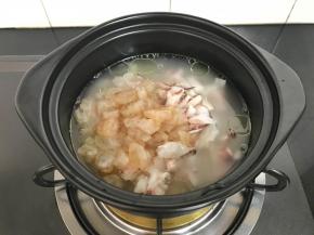 放入切成小粒的虾和鱿鱼。