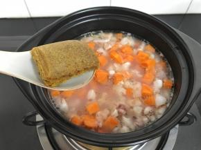 把胡萝卜粒放入后，加入咖喱块搅匀。