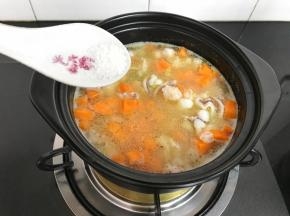再加少许盐调味。