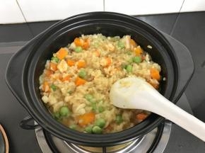 大火煮开后转中小火。等水差不多干了的时候放入焯了水的豌豆拌匀。