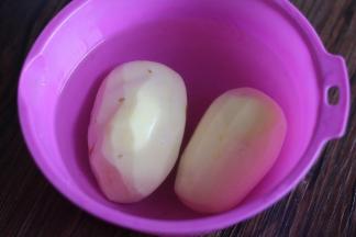 土豆两个去皮，清洗干净。