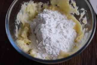加入食盐，黑胡椒粉，淀粉分次加入。