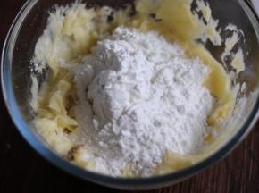 加入食盐，黑胡椒粉，淀粉分次加入。