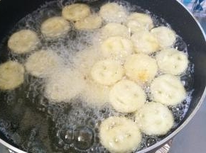 不粘锅放油烧热，放入土豆饼，来回翻动，炸制金黄，捞出沥油。