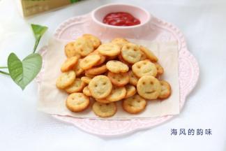 盘子铺上纸巾，吸去多余的油份。