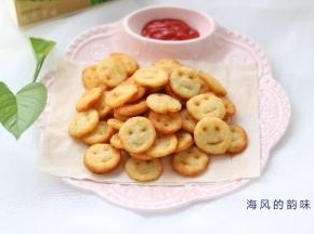 盘子铺上纸巾，吸去多余的油份。